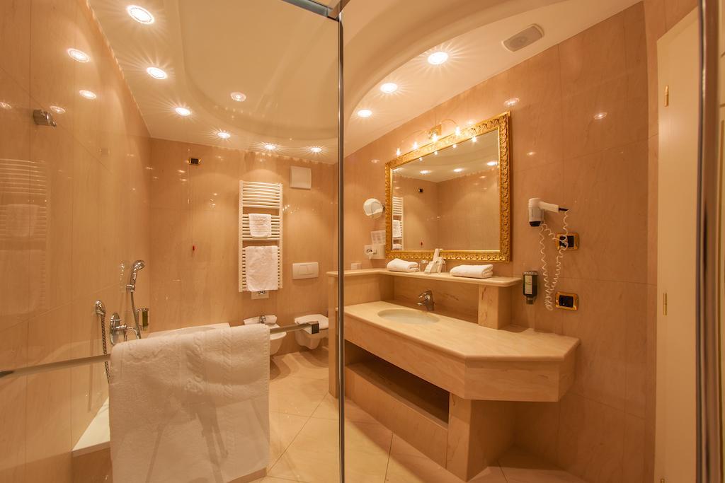 Cityhotel Goldener Adler B&B Chiusa Quarto foto