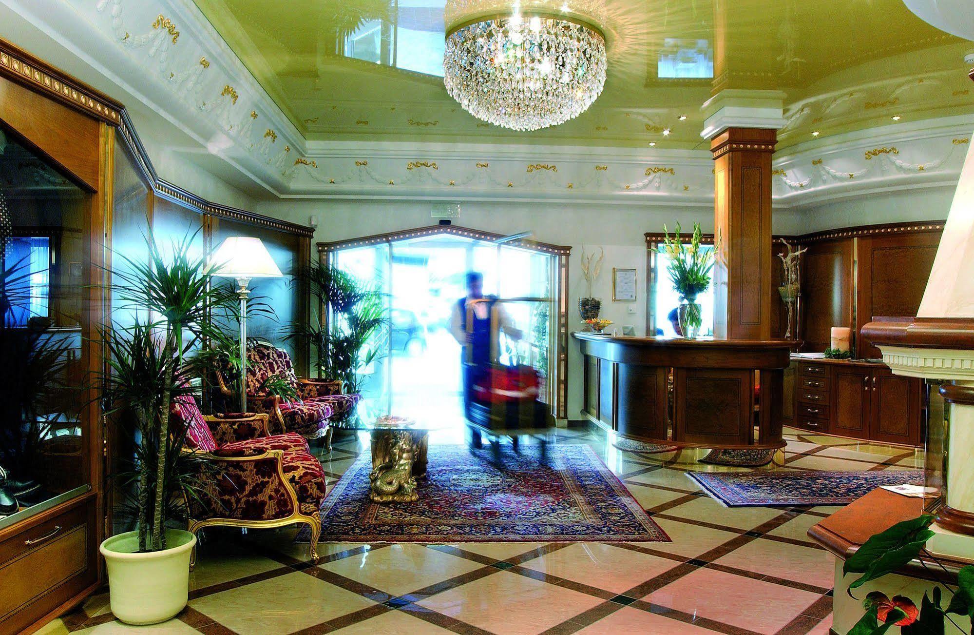Cityhotel Goldener Adler B&B Chiusa Exterior foto